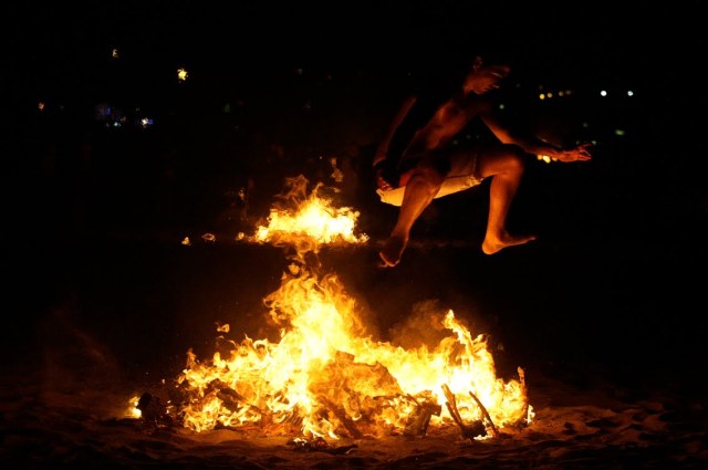 Rituales de San Juan - Fuente: http://blog.just-eat.es/wp-content/uploads/2012/06/sanjuan_salto.jpg. 